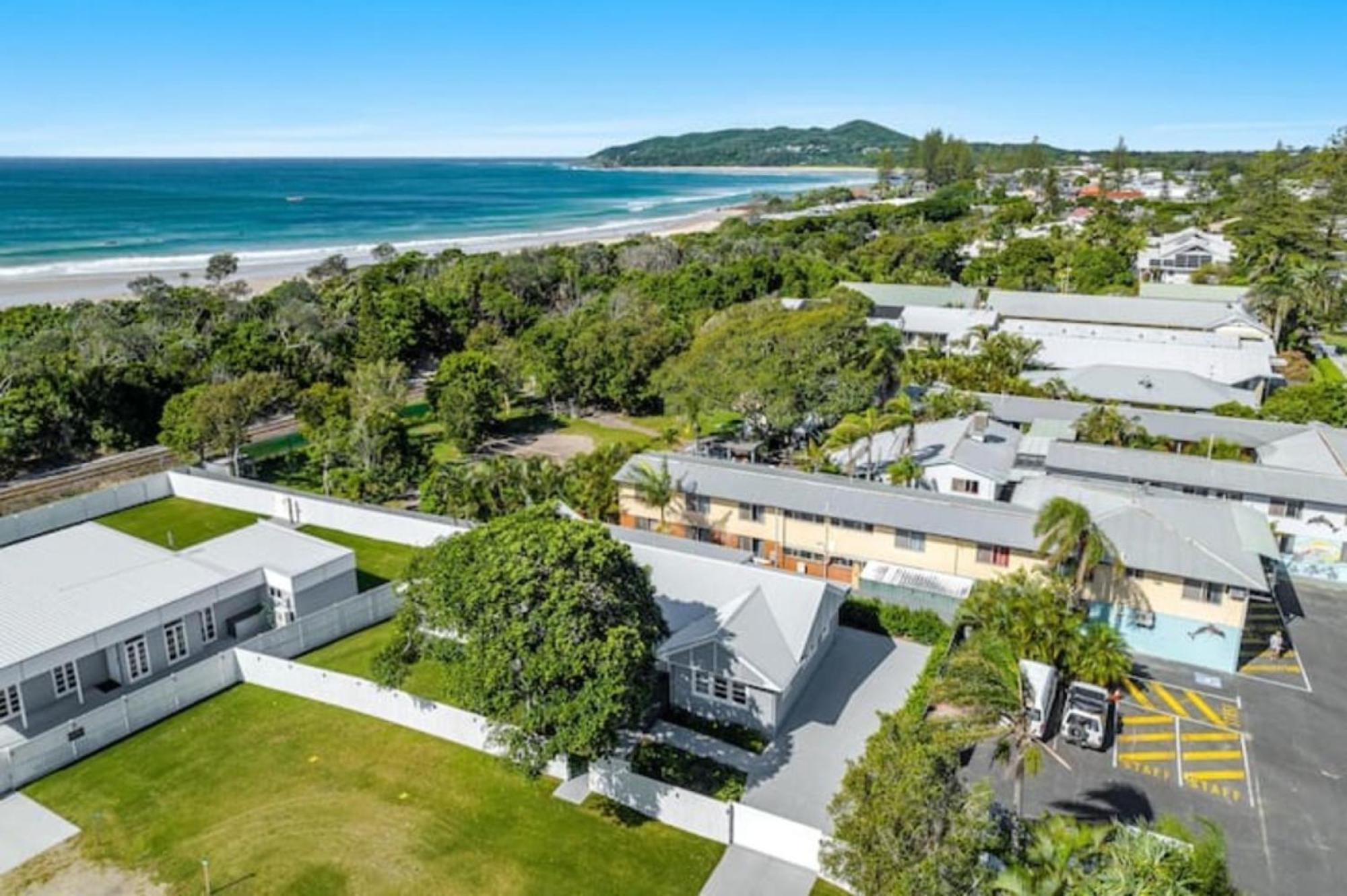 Exquisite 5-Bedroom Coastal Haven In Byron Bay Exterior photo