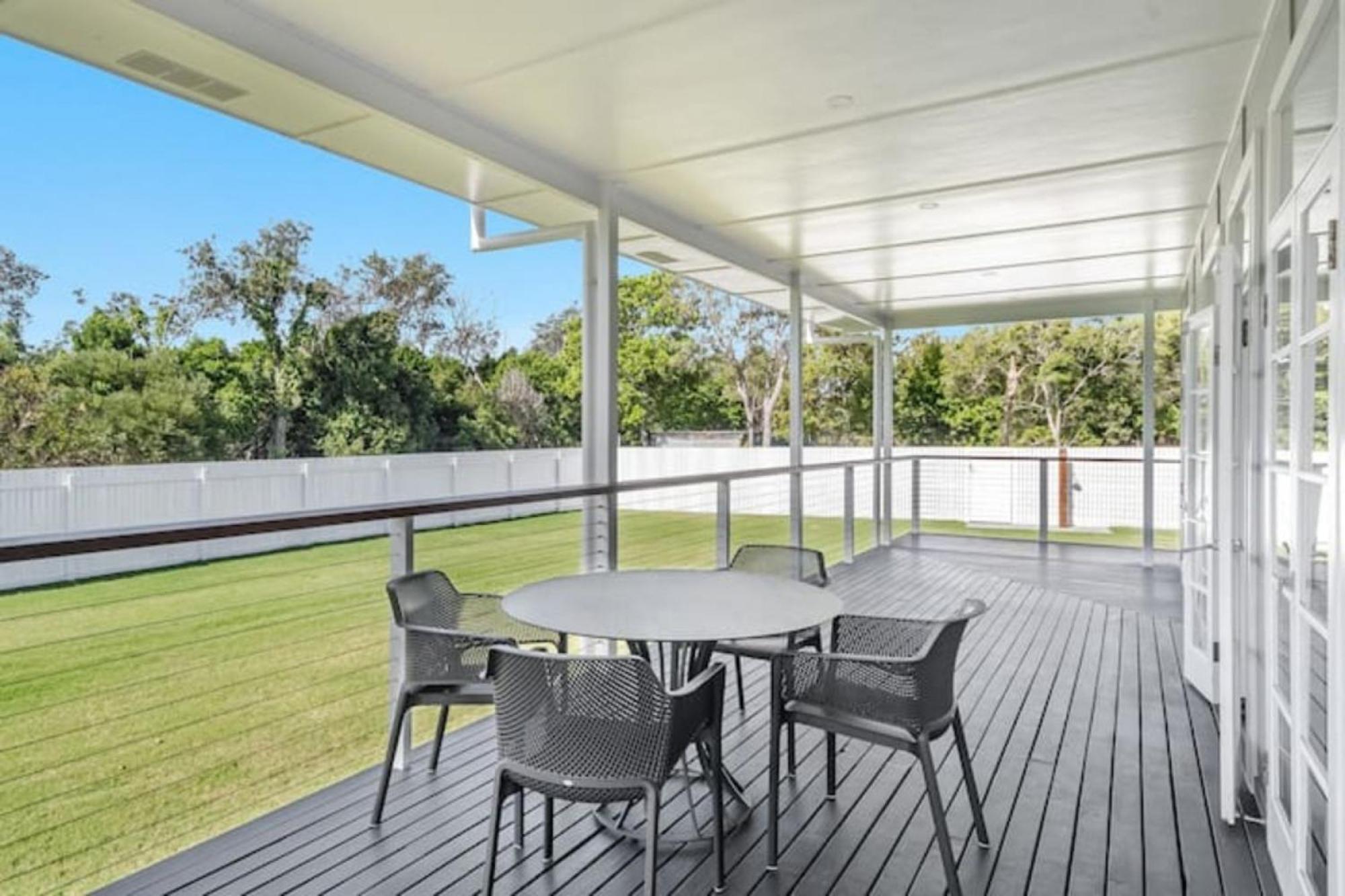 Exquisite 5-Bedroom Coastal Haven In Byron Bay Exterior photo