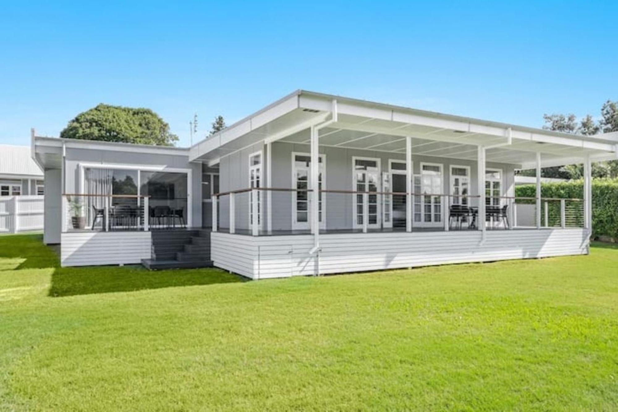 Exquisite 5-Bedroom Coastal Haven In Byron Bay Exterior photo